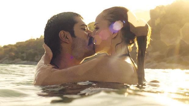 Burak Özçivit ile Fahriye Evcen'in öpüşme sahnesi