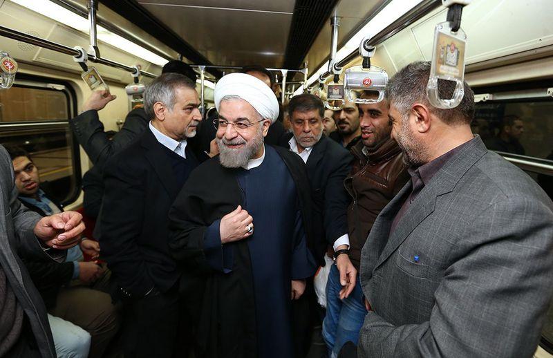 İran Cumhurbaşkanı Ruhani ofisine metroyla gitti