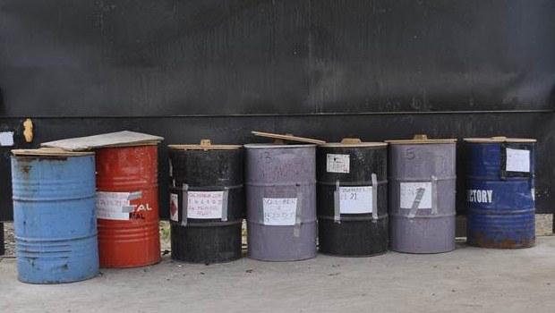 Liberya'da eboladan ölenler yakılarak varillere konuldu