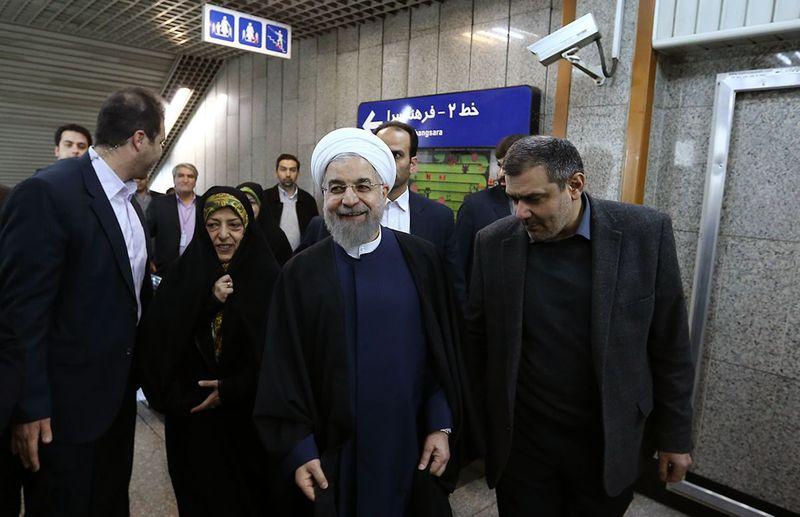 İran Cumhurbaşkanı Ruhani ofisine metroyla gitti