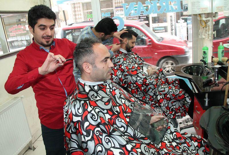 Elazığ'da akıllı tıraş önlüğü tasarlandı