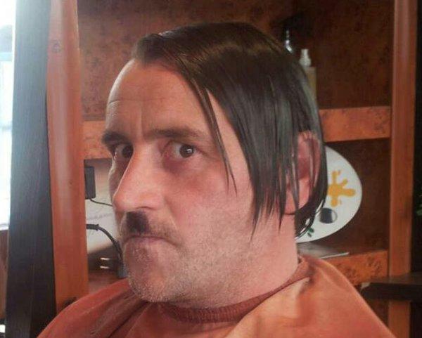 Pegida lideri Hitler pozu nedeniyle istifa etti