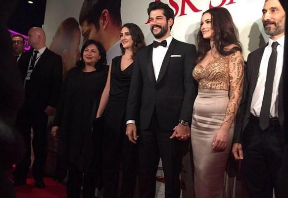 Fahriye ile Burak galaya el ele geldi