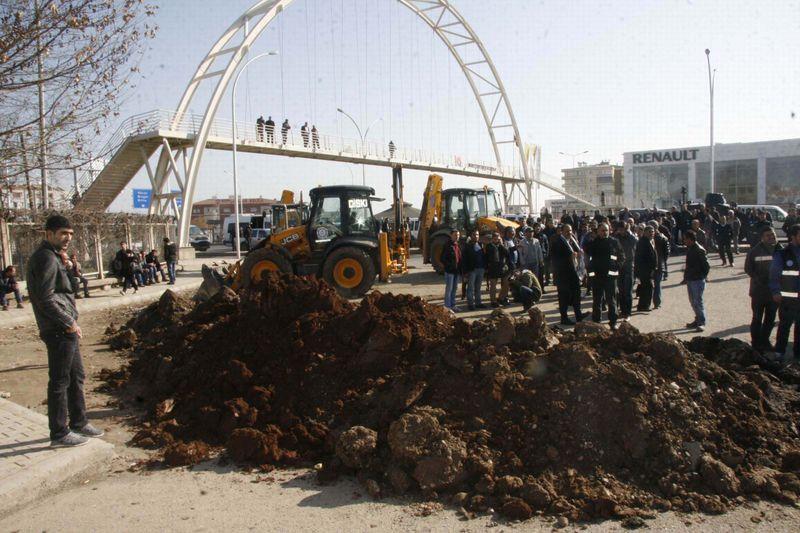 Diyarbakır'da DİSKİ DEDAŞ'ın önüne hendek kazdı