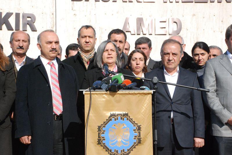 Diyarbakır'da DİSKİ DEDAŞ'ın önüne hendek kazdı