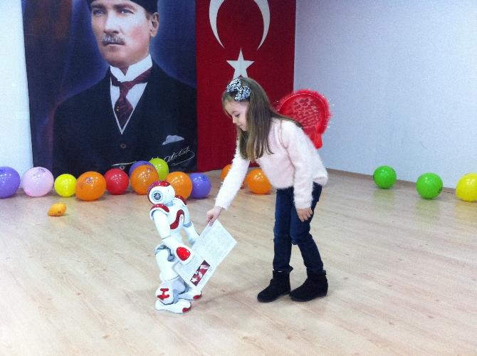 İstanbul'da bir kolejde karneleri robot dağıttı