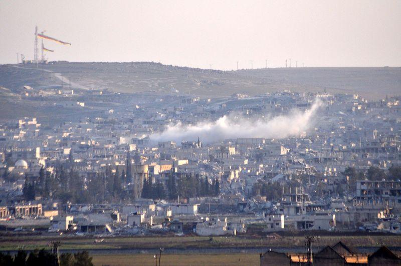 YPG Kobani'de 76 metrelik bayrak astı