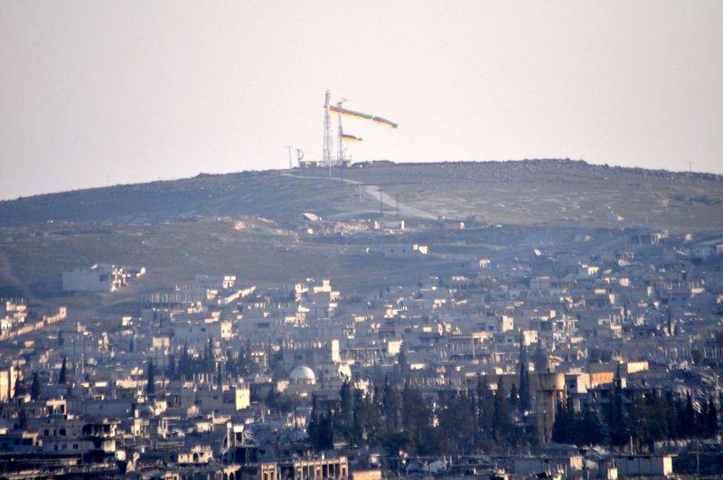 YPG Kobani'de 76 metrelik bayrak astı