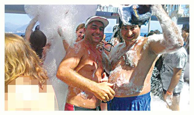 Cemaatçi yazar Faruk Arslan'ın köpük partisi fotoğrafı