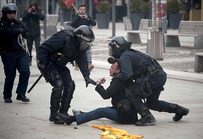 Kosova'da göstericiler ile polis arasında arbede