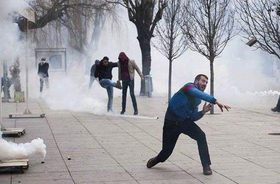 Kosova'da göstericiler ile polis arasında arbede