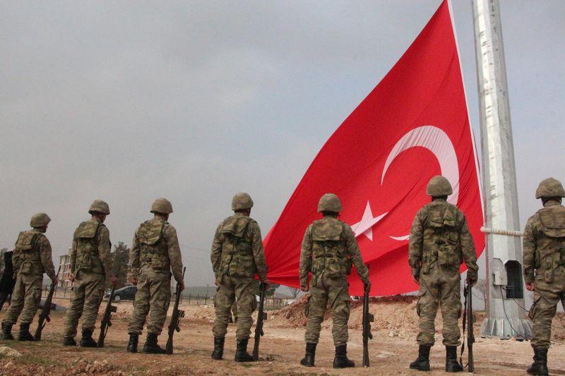 Dev Türk bayrağı Kobani sınırına asıldı