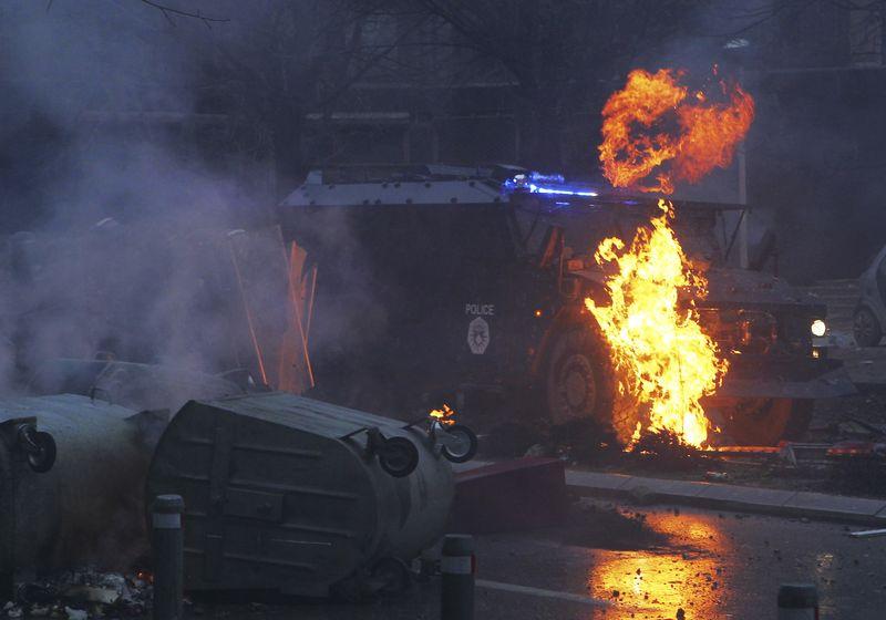 Kosova'da sokaklar savaş alanı