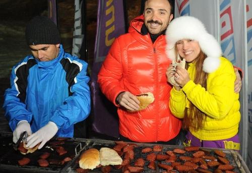 Demet Akalın mangal partisi verdi