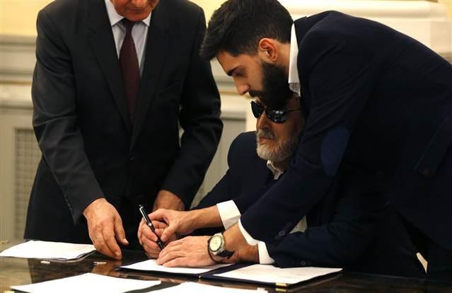 Yunanistan'da ilk kez görme engelli bakan görev yapacak