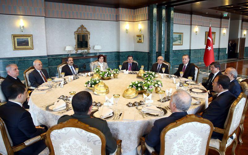 Erdoğan Cumhurbaşkanlığı Sarayı’nda öğle yemeği verdi