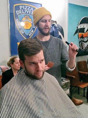 İsveç'in yakışıklı Sağlık Bakanı Wikström imaj değiştirdi