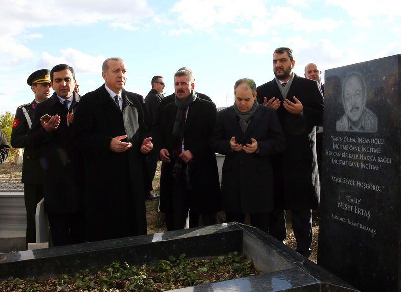 Erdoğan Neşet Ertaş'ın kabrinde dua etti
