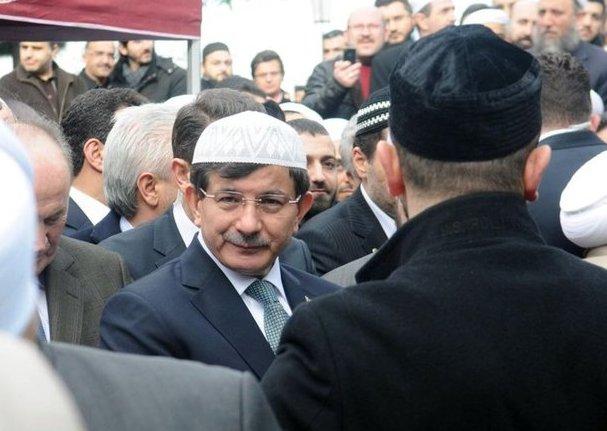 Davutoğlu İsmail Ağa cemaatinin cenazesine katıldı