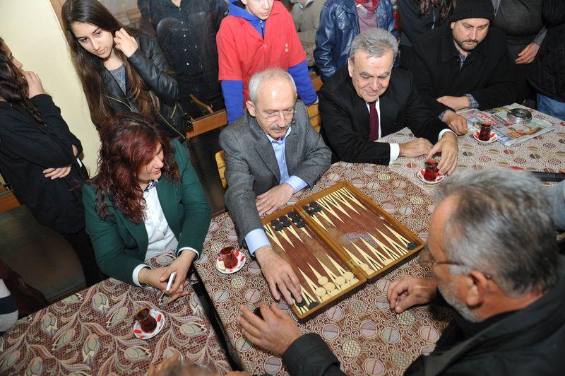 Kılıçdaroğlu İzmir yolunda tavla oynadı