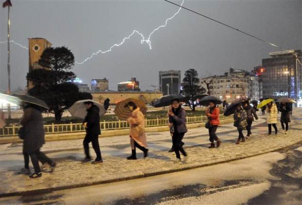 İstanbul'da yağan dolu Taksim'i beyaza bürüdü