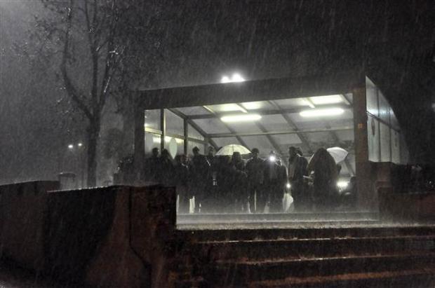 İstanbul'da yağan dolu Taksim'i beyaza bürüdü