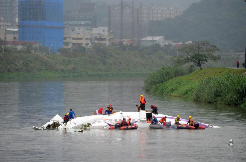 Tayvan'da düşen uçağın pilotu kahraman ilan edildi