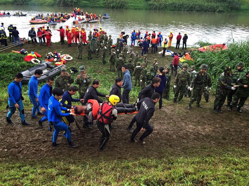 Tayvan'da düşen uçağın pilotu kahraman ilan edildi