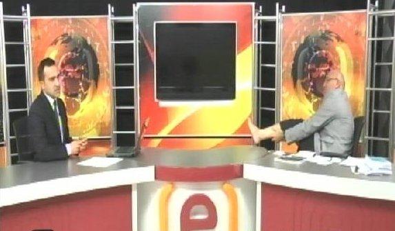 CHP'li Mahmut Tanal canlı yayında çorabını çıkardı