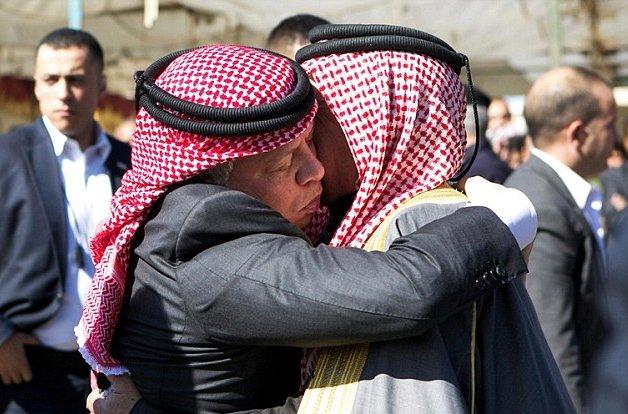 Ürdün Kraliyet ailesi öldürülen pilotun evine gitti