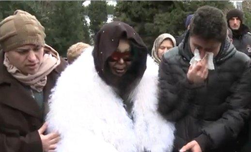 Bülent Ersoy Müzeyyen Senar'ın mezarında şarkı söyledi