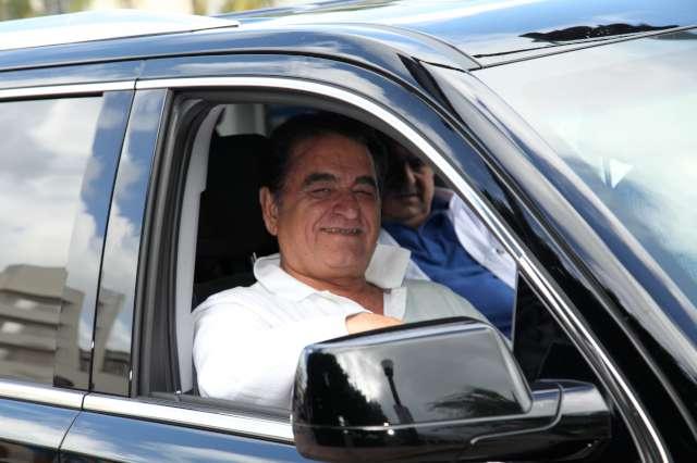 İbrahim Tatlıses ameliyat öncesi bıyıklarını kesti