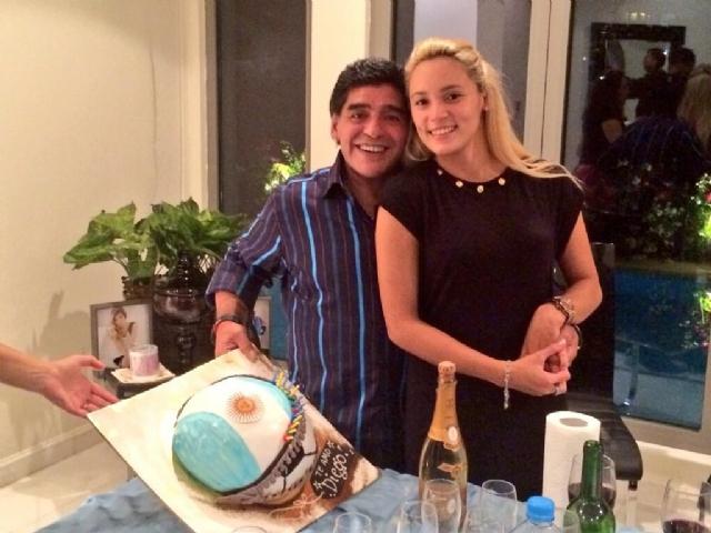 Maradona 24'lük sevgilisi için estetik yaptırdı