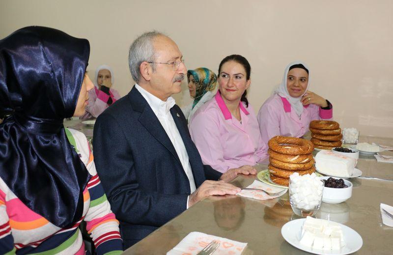 Kemal Kılıçdaroğlu Denizli'de işçilerle kahvaltı yaptı