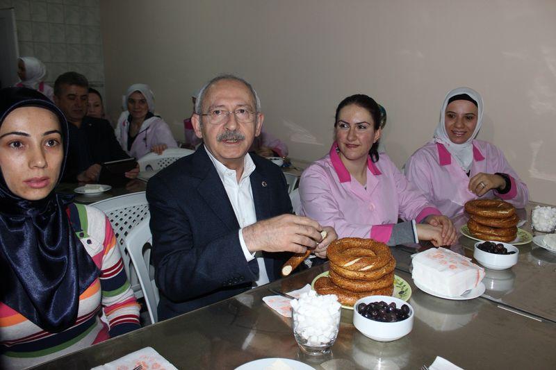 Kemal Kılıçdaroğlu Denizli'de işçilerle kahvaltı yaptı