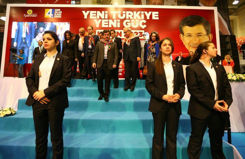 Başbakan Davutoğlu'nu kadın korumalar korudu