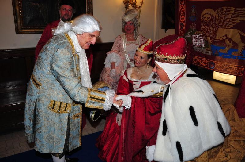 Venedik Sarayı'ndaki maskeli balonun yıldızı Rahmi Koç