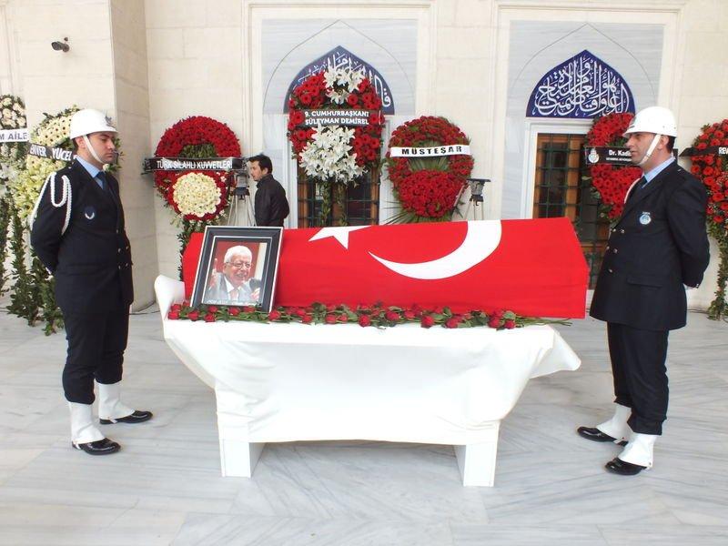 Mahir Kaynak son yolculuğuna uğurlandı