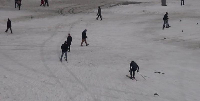 İstanbullular Taksim meydanında kayak yaptı