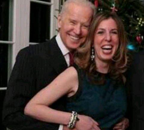 Biden ile Savunma Bakanı'nın eşi arasında yakın mesafe