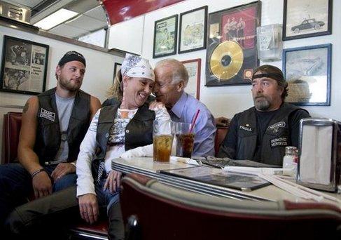 Biden ile Savunma Bakanı'nın eşi arasında yakın mesafe