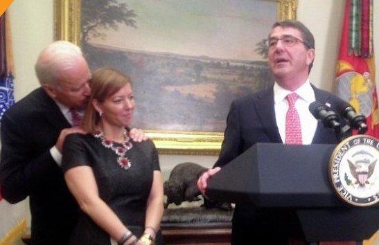 Biden ile Savunma Bakanı'nın eşi arasında yakın mesafe