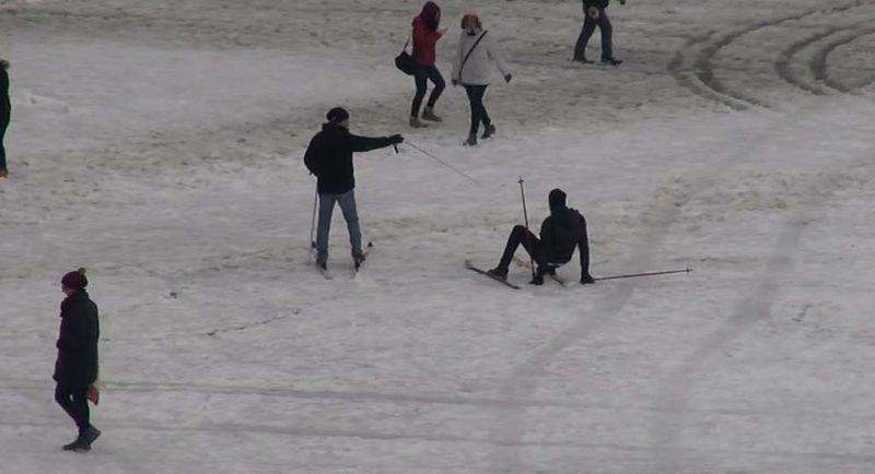 İstanbullular Taksim meydanında kayak yaptı