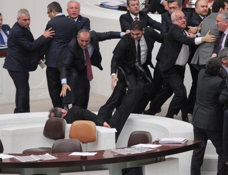 Meclis Genel Kurulu'nda yine kavga çıktı