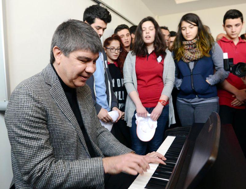 Türel'den bira festivalini soran liseliye hayat dersi