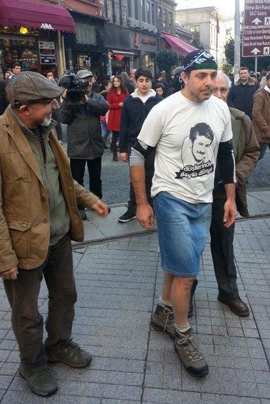 Erkeklerden Taksim'de Özgecan için etekli eylem