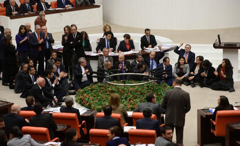 TBMM'de milletvekillerinden oturma eylemi