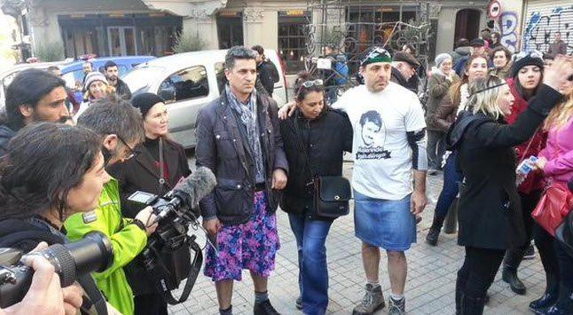 Erkeklerden Taksim'de Özgecan için etekli eylem