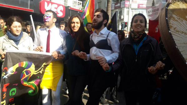 Erkeklerden Taksim'de Özgecan için etekli eylem