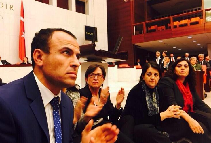 TBMM'de milletvekillerinden oturma eylemi